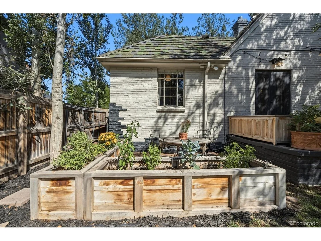 Photo of 2375 Locust St