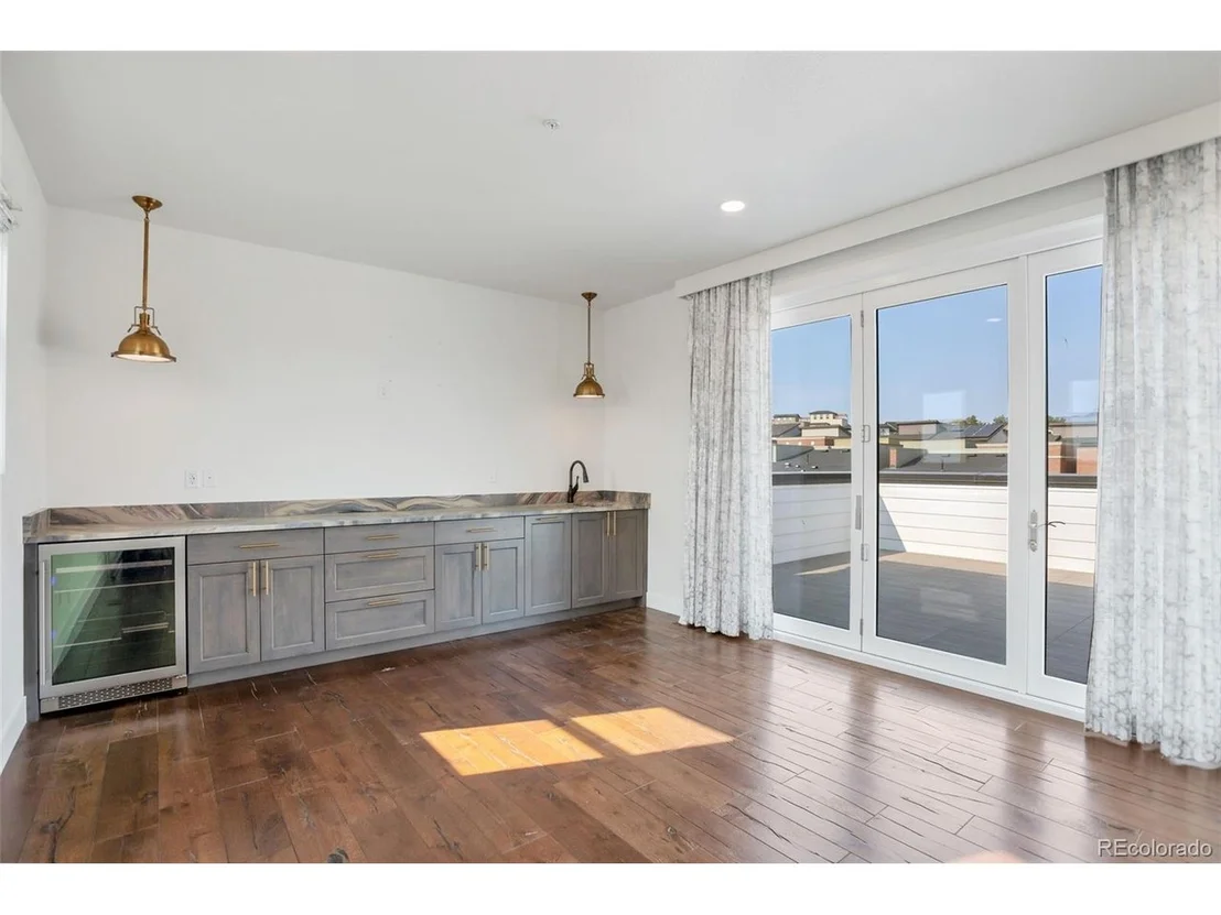 Photo of 410 Superior Dr