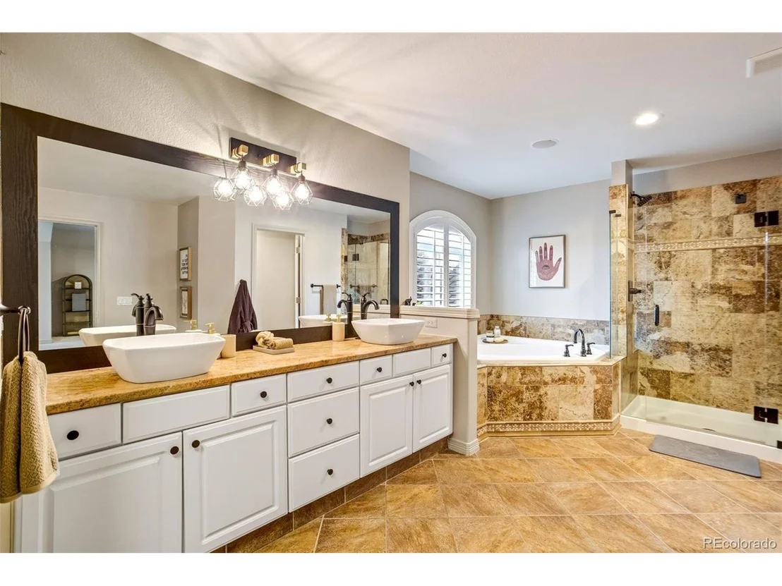 Photo of 327 Ingleton Ct