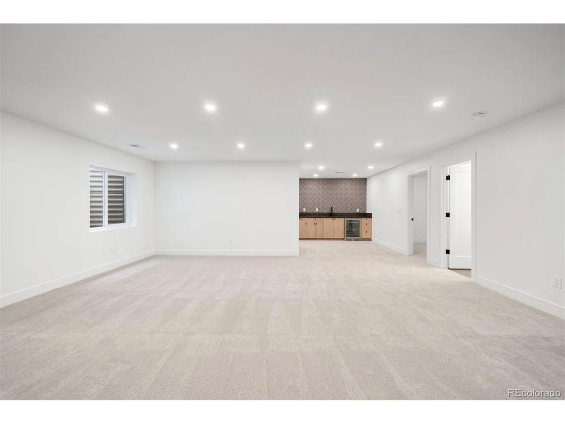 Photo of 3930 W Byron Pl