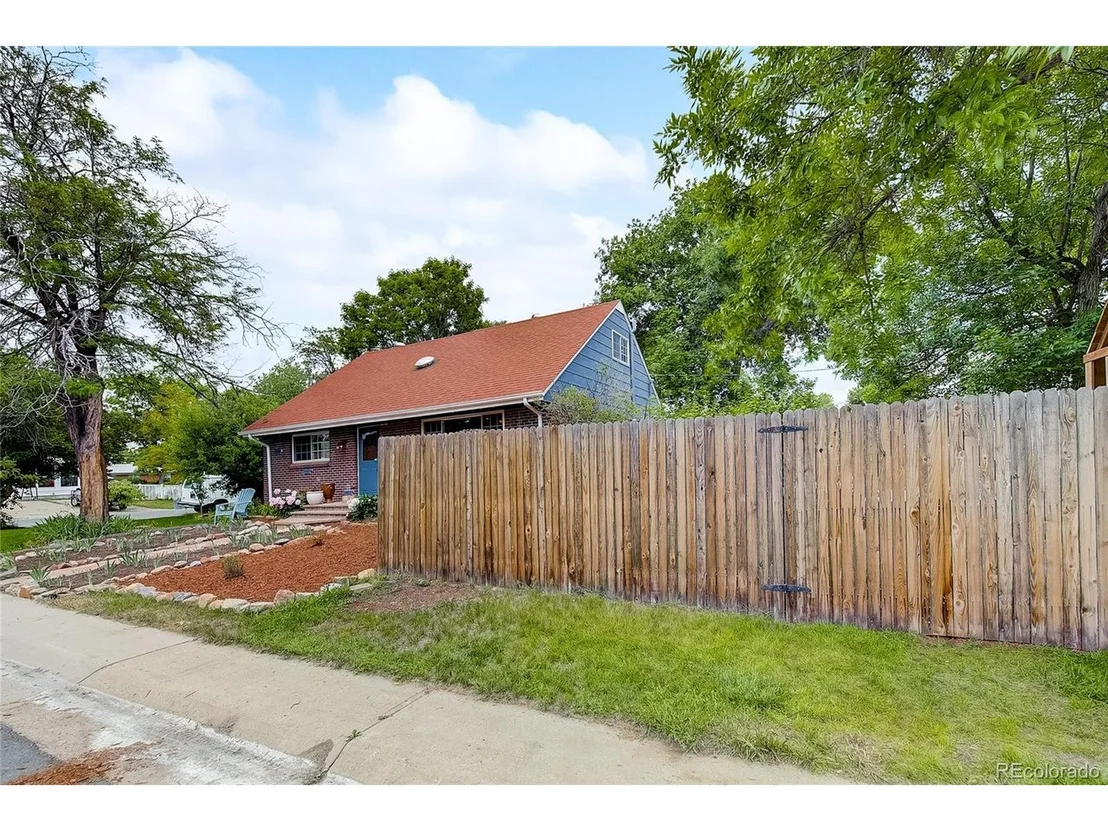Photo of 896 Ash St