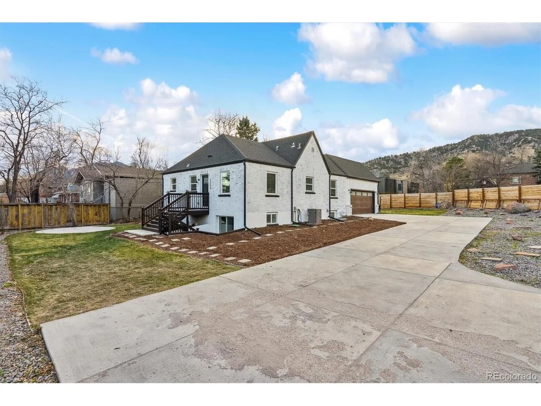Photo of 3360 Broadway St