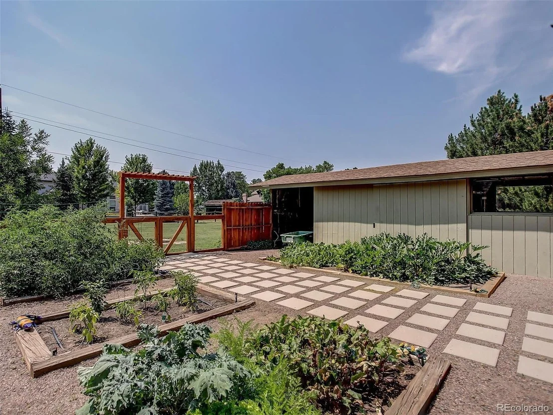 Photo of 680 Front Range Rd