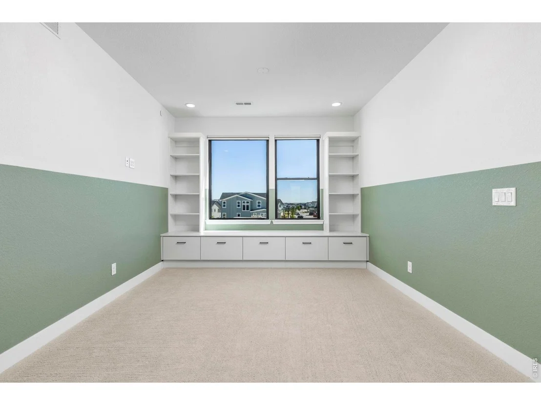 Photo of 592 Central Park Cir
