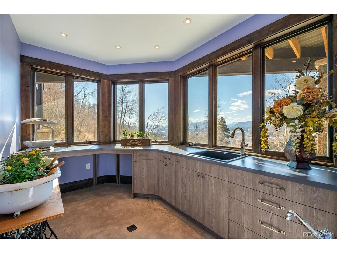 Photo of 491 Lakeview Cir