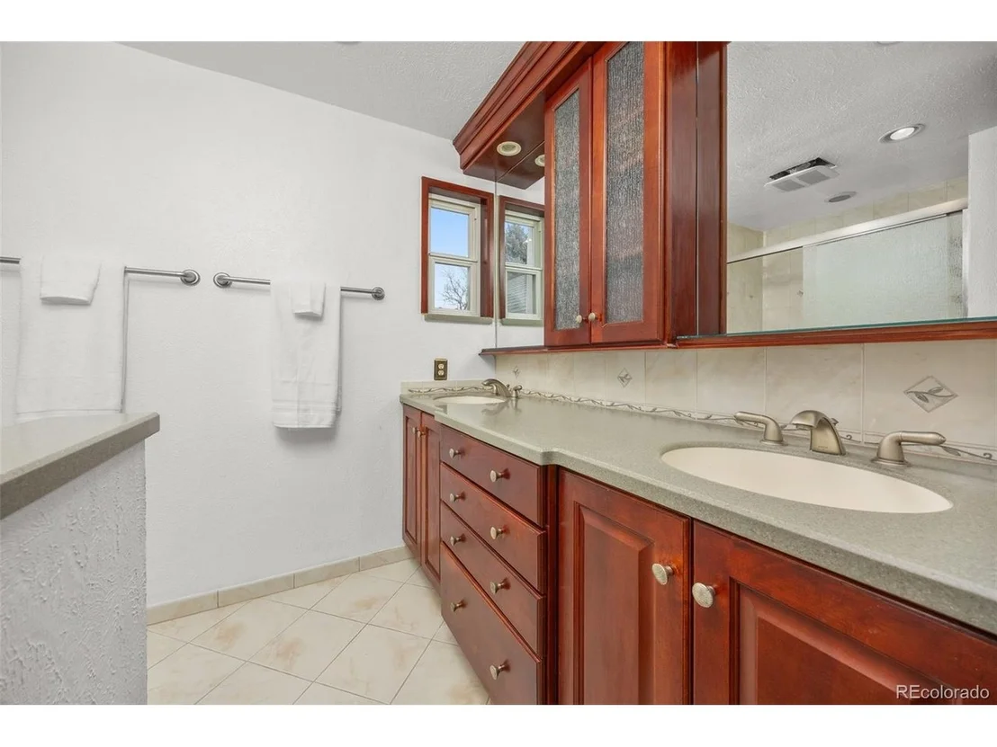 Photo of 8037 Iris Ct