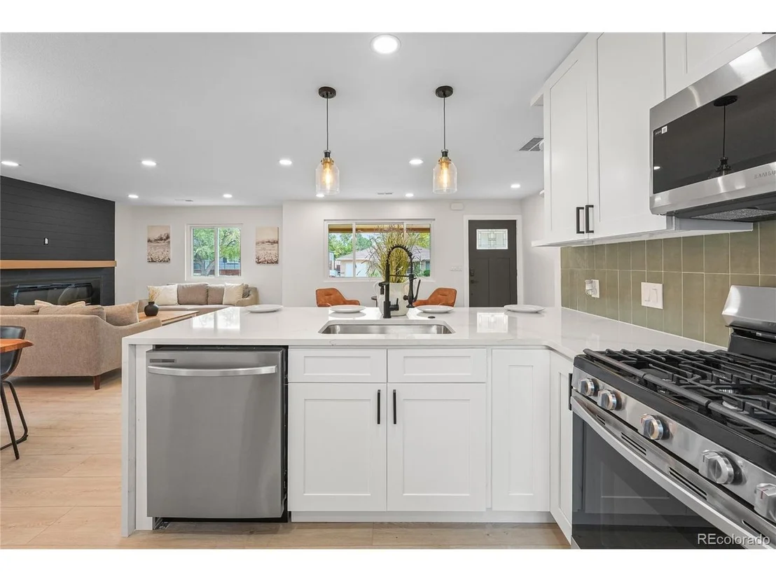 Photo of 6133 Marshall St