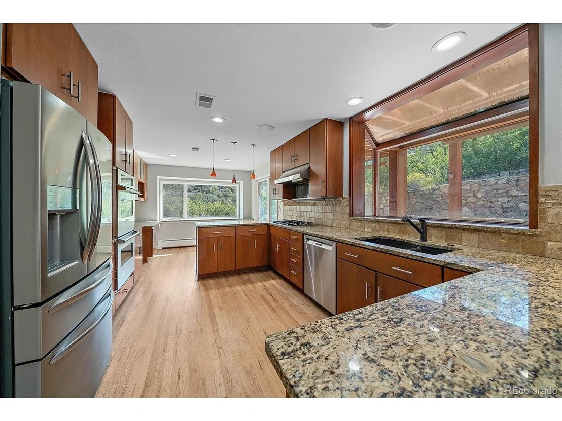 Photo of 560 Valley Rd