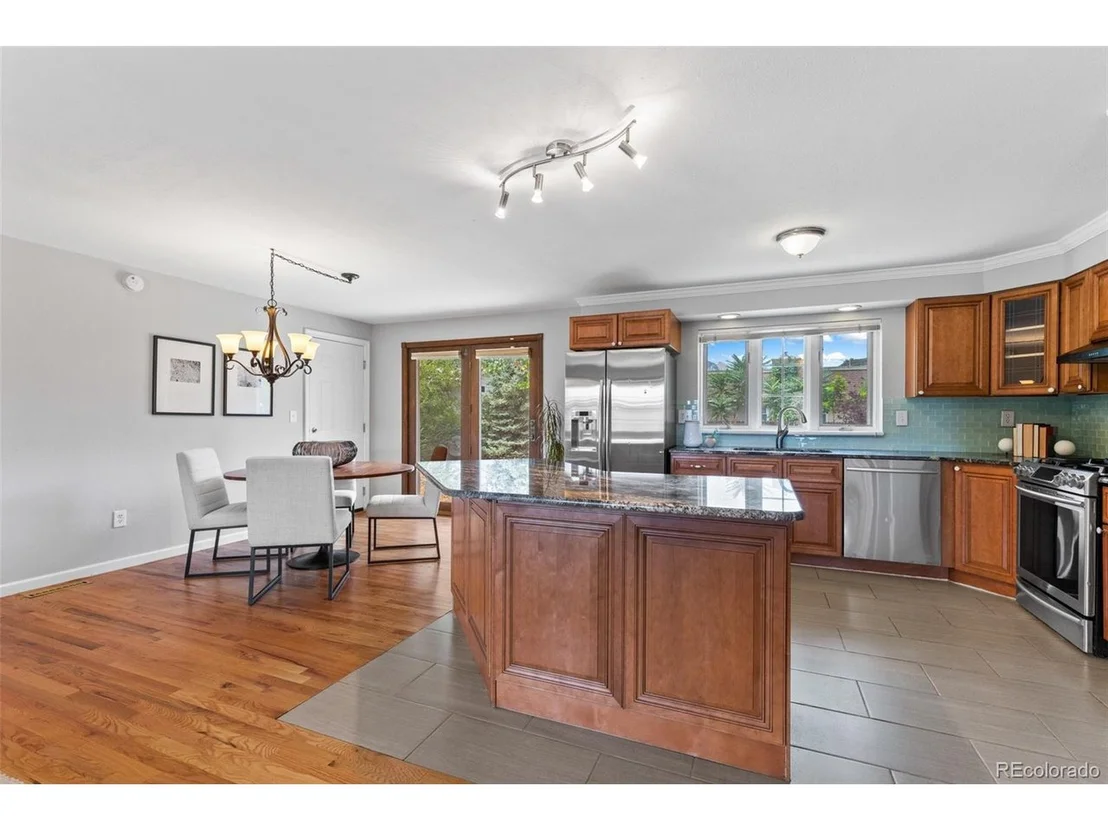 Photo of 335 Manhattan Dr