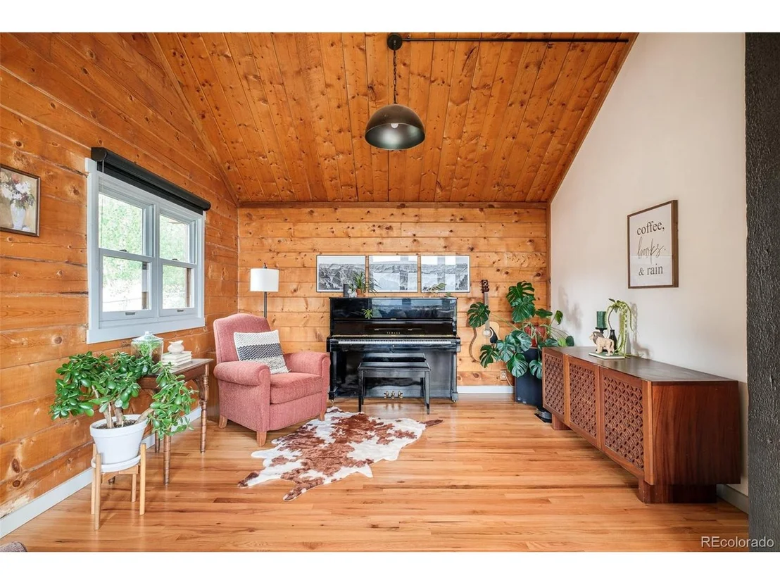 Photo of 1414 Mountain Pines Rd