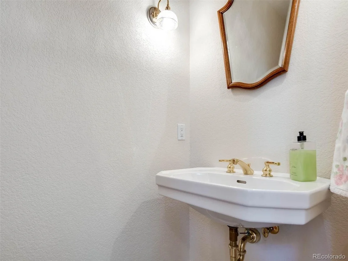Photo of 180 Nuthatch Rd