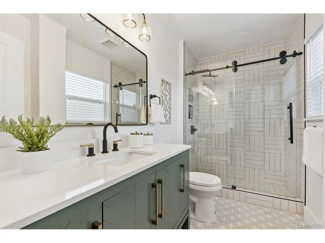 Photo of 3360 Broadway St