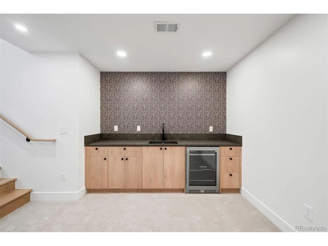Photo of 3930 W Byron Pl