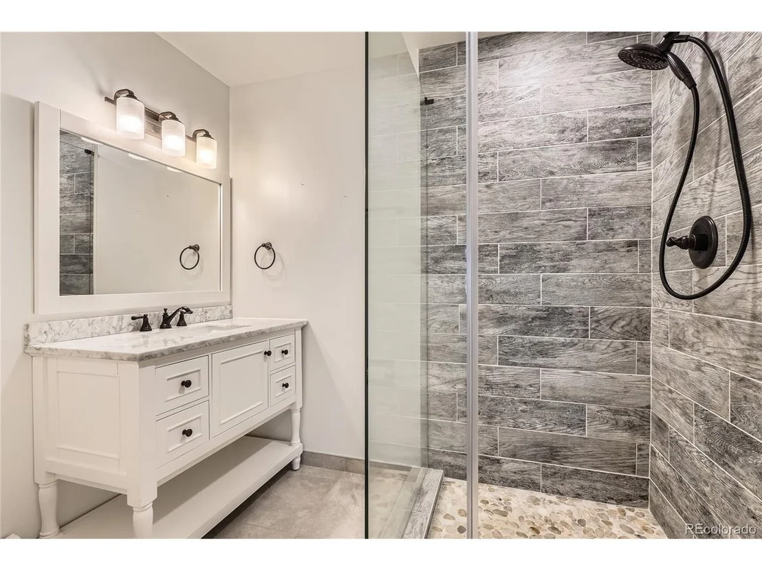 Photo of 6685 Chalet Cir