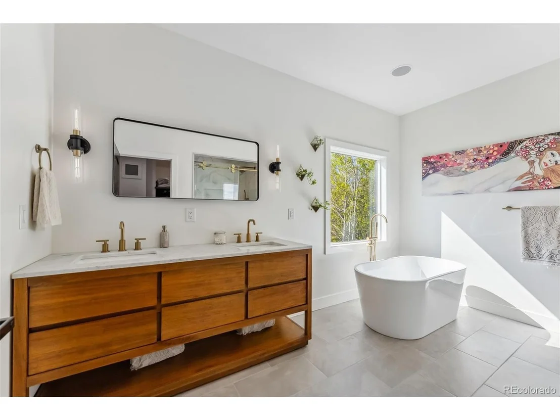 Photo of 372 Park View Dr