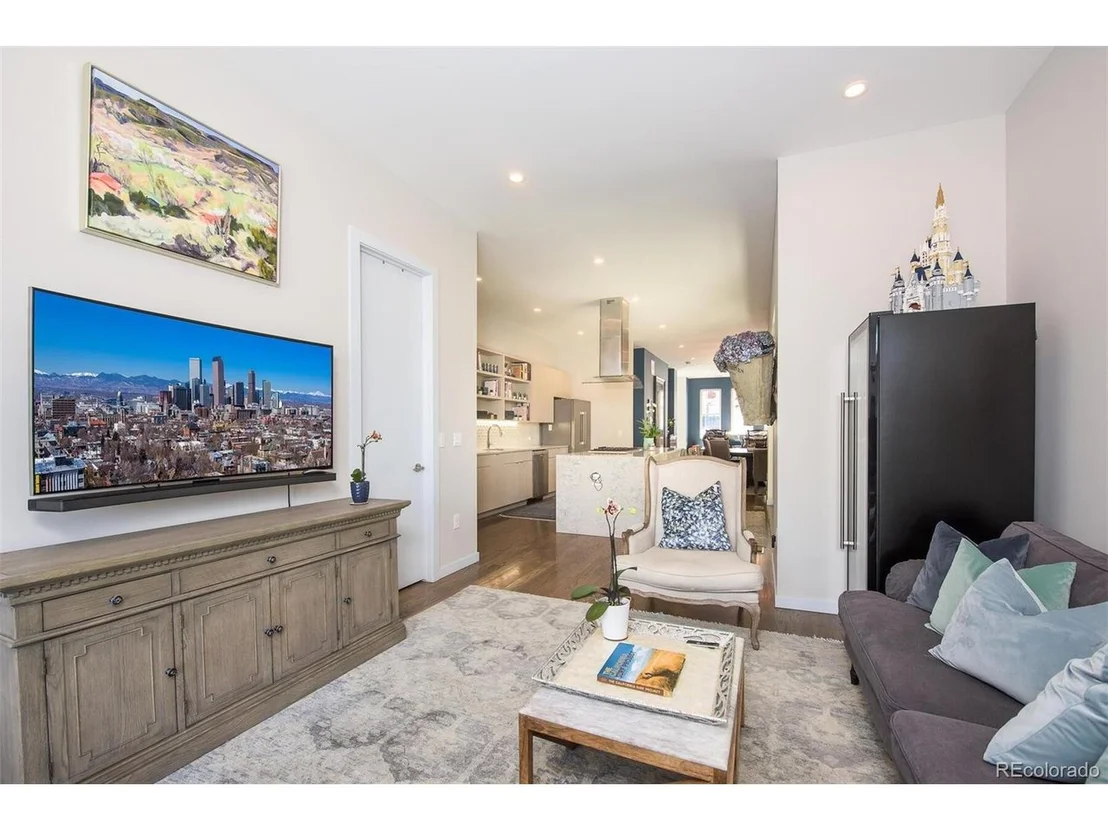 Photo of 3243 Lawrence St