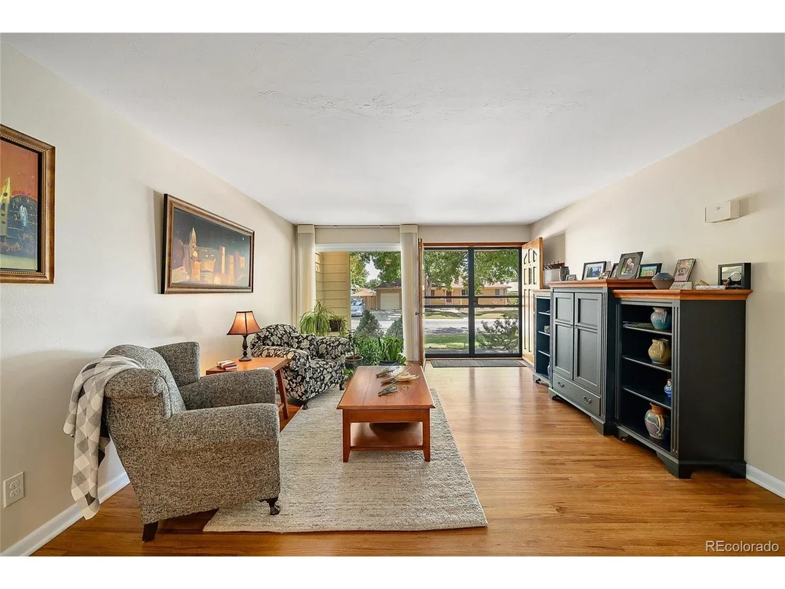 Photo of 6045 Queen St