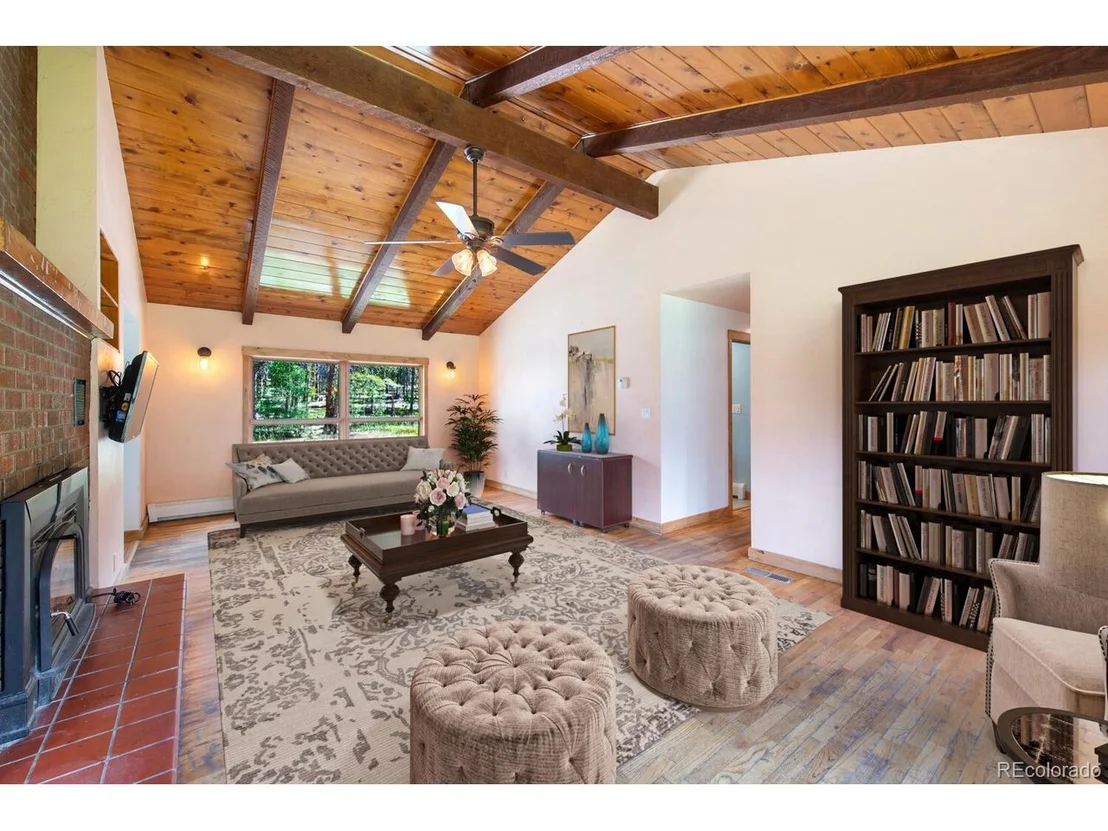 Photo of 920 Mountain View Dr