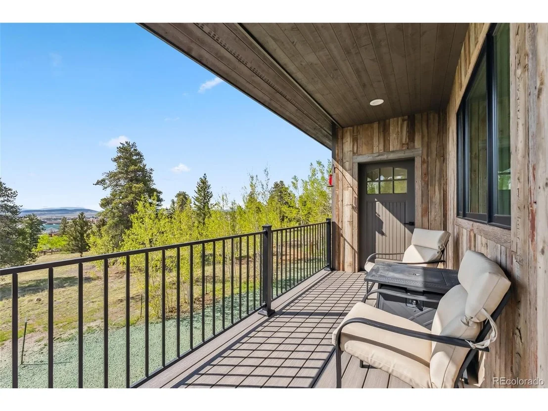 Photo of 372 Park View Dr
