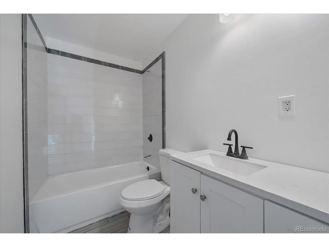 Photo of 995 Secrest St