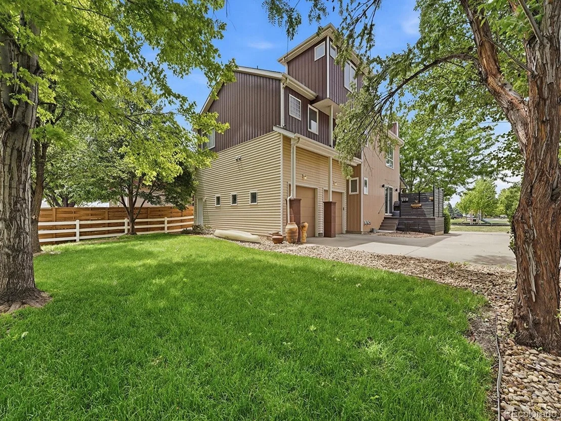 Photo of 827 Spruce Ct