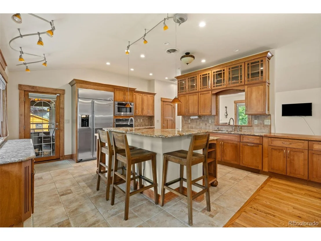 Photo of 3035 Deframe Rd