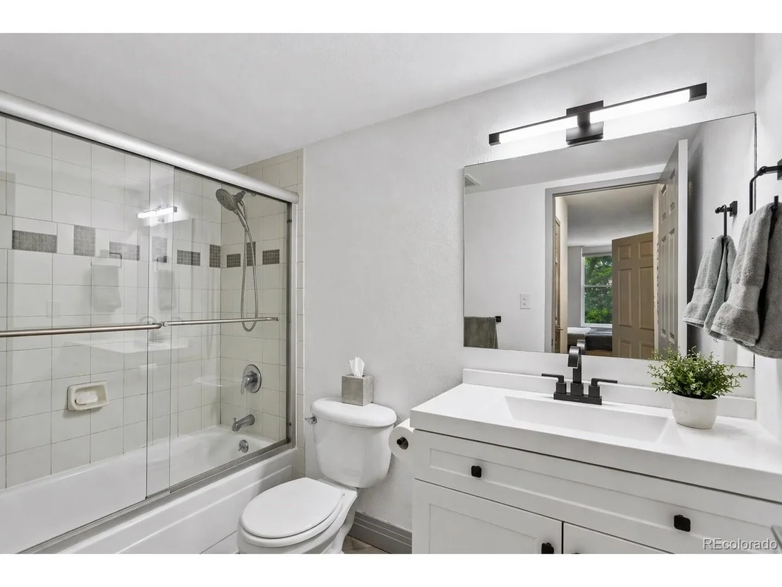 Photo of Unit 310 at 601 W 11th Ave