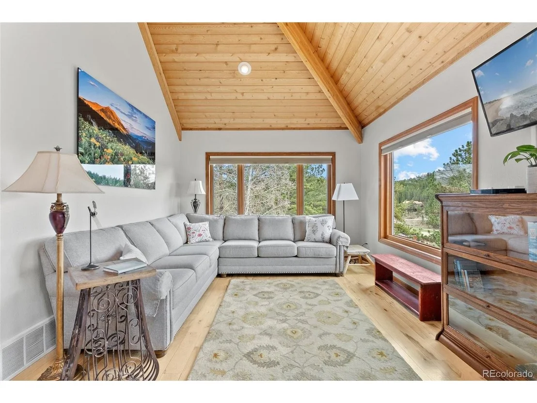 Photo of 665 Meadow Dr
