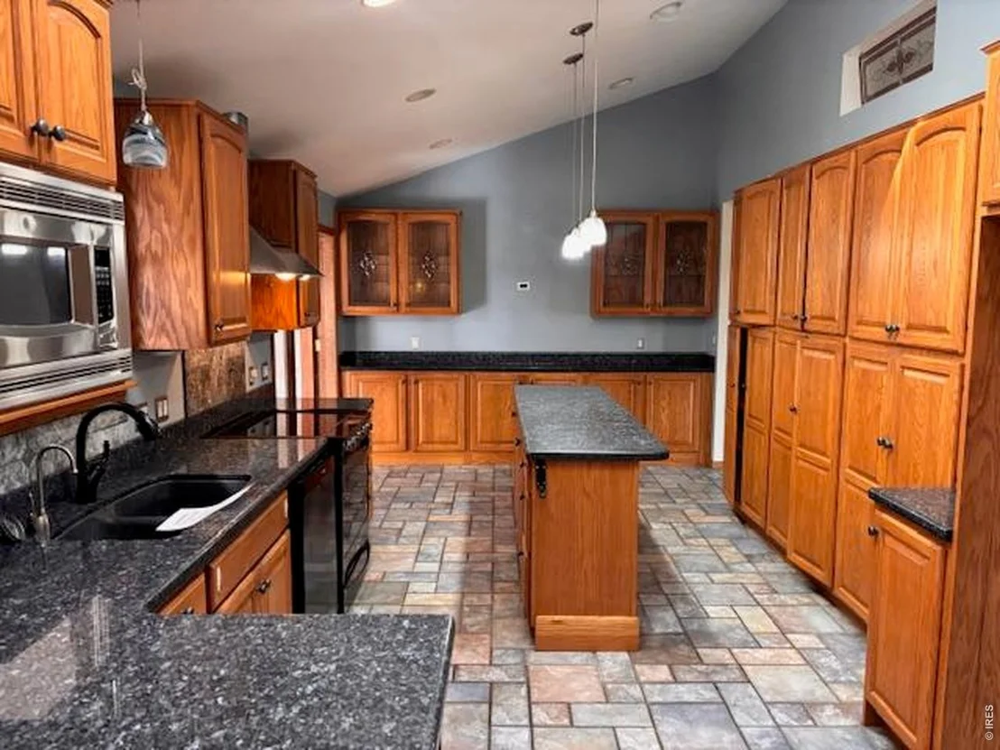 Photo of 3331 Lakeview Cir