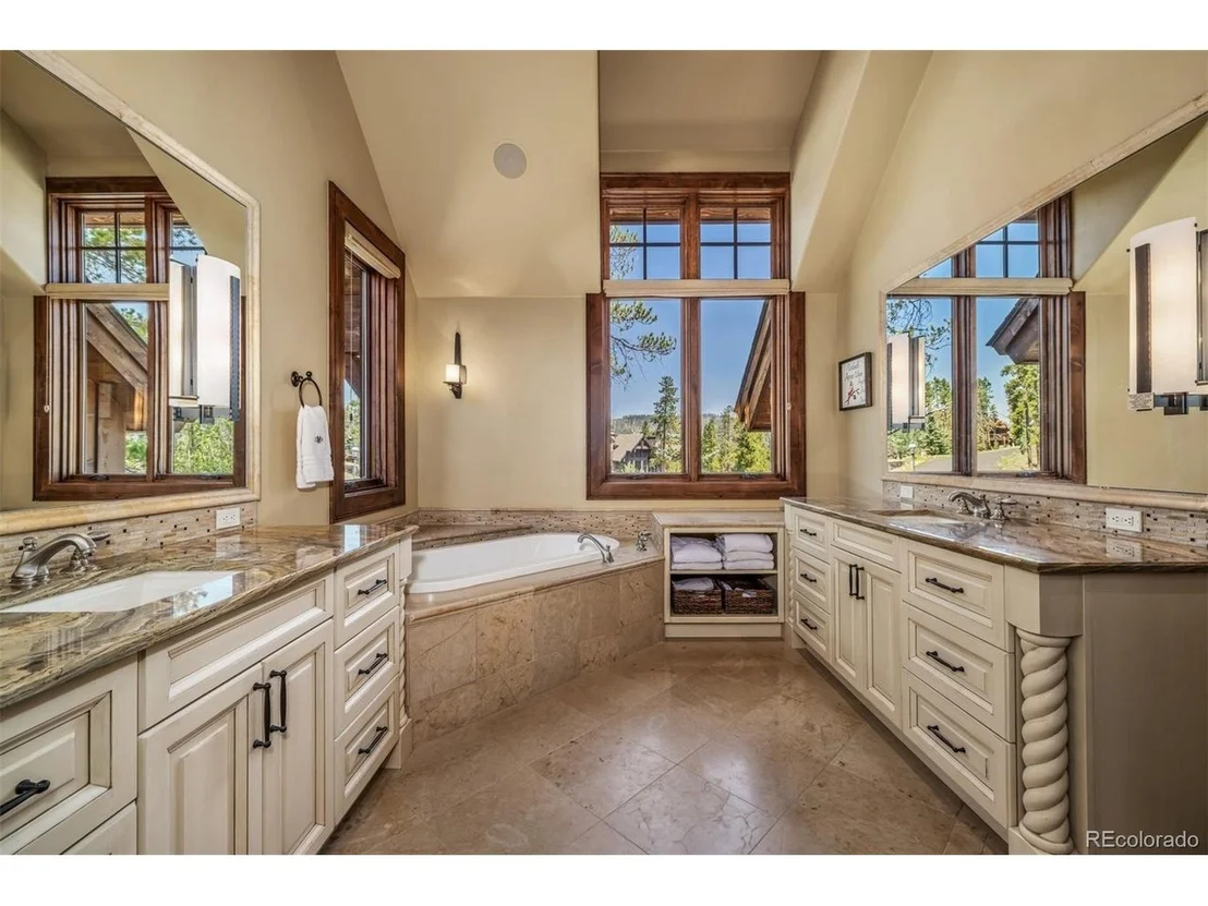 Photo of 345 Peerless Dr