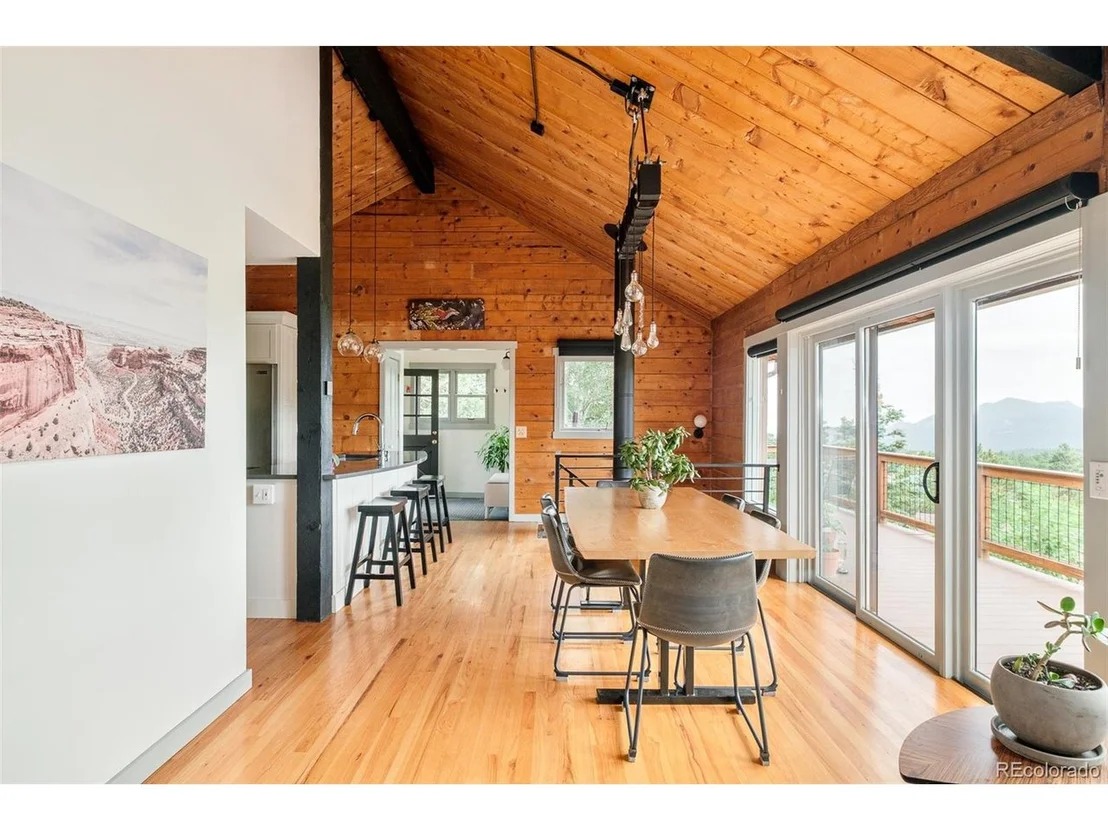 Photo of 1414 Mountain Pines Rd