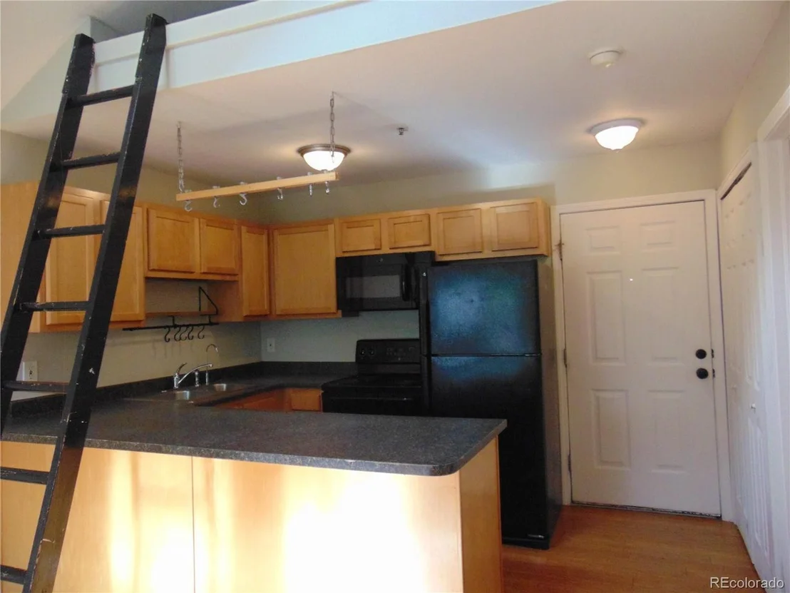 Photo of Unit 302 at 1405 Broadway St