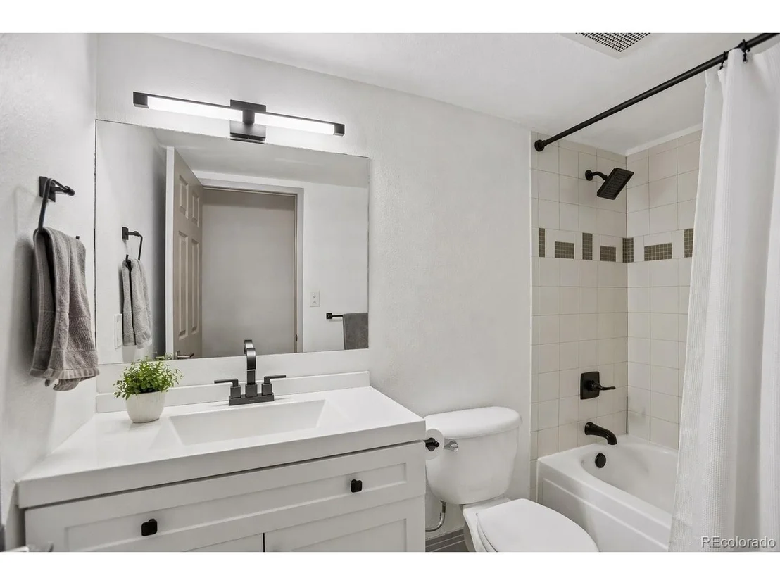 Photo of Unit 310 at 601 W 11th Ave
