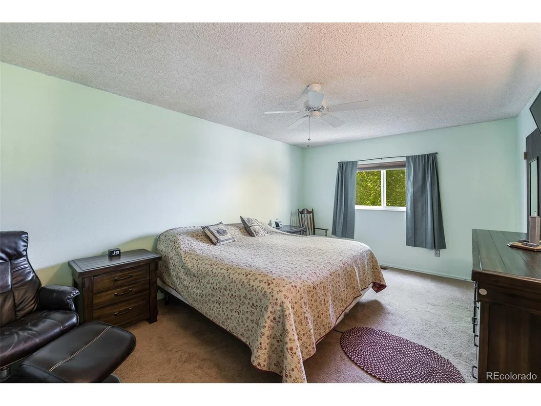 Photo of 215 Summit Cir