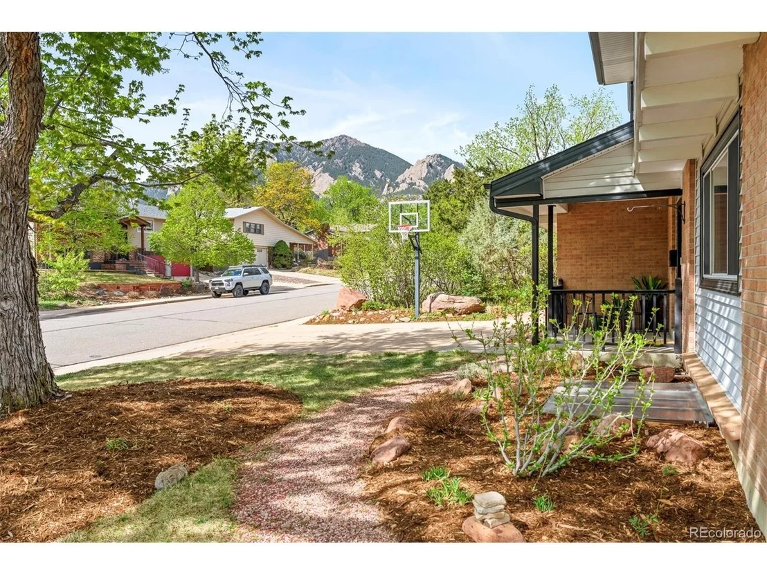 Photo of 2895 Emerson Ave