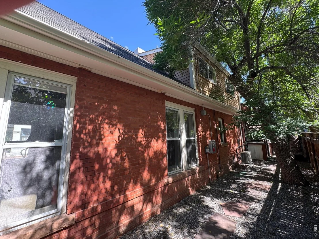 Photo of 2106 Mapleton Ave