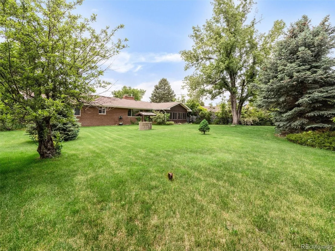 Photo of 965 Parkway Dr