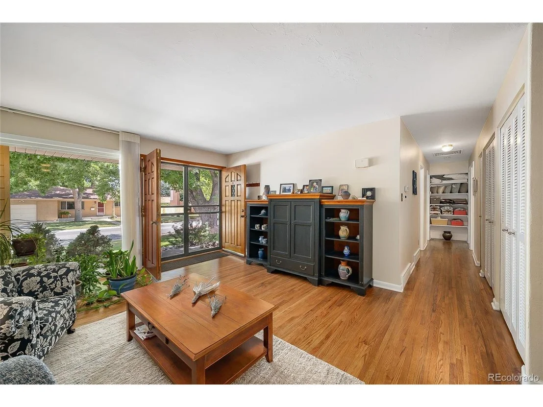 Photo of 6045 Queen St