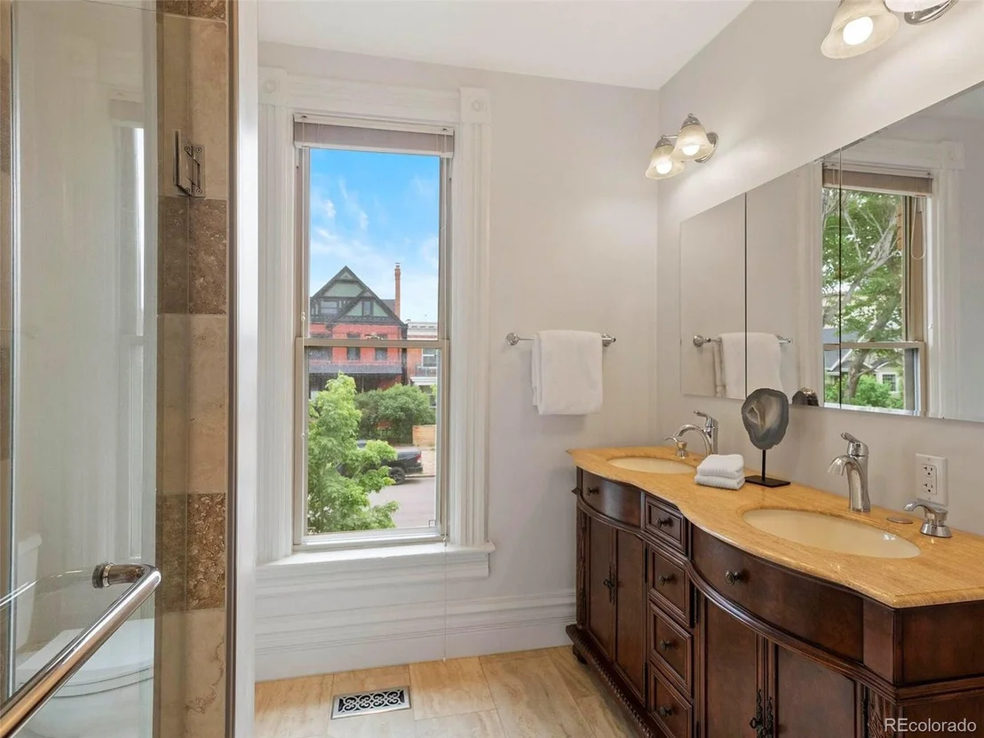 Photo of 2435 Tremont Pl