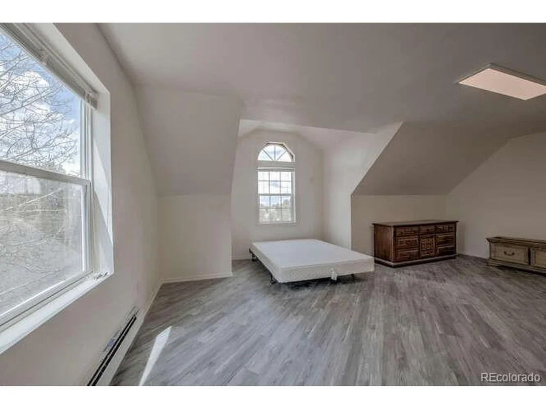 Photo of 370 Falcon Dr