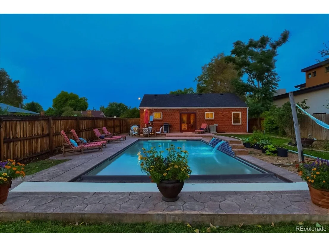 Photo of 995 Elm St