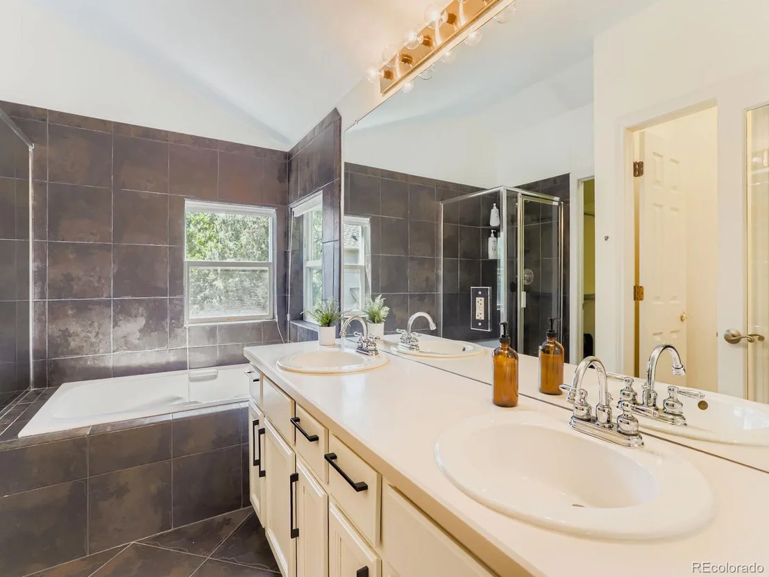 Photo of 4033 Hawthorne Cir