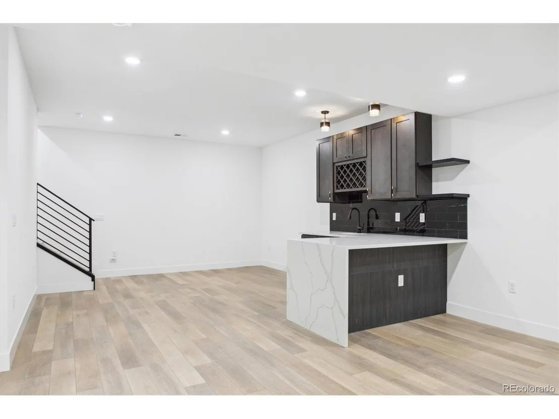 Photo of 995 Pinehurst Ct