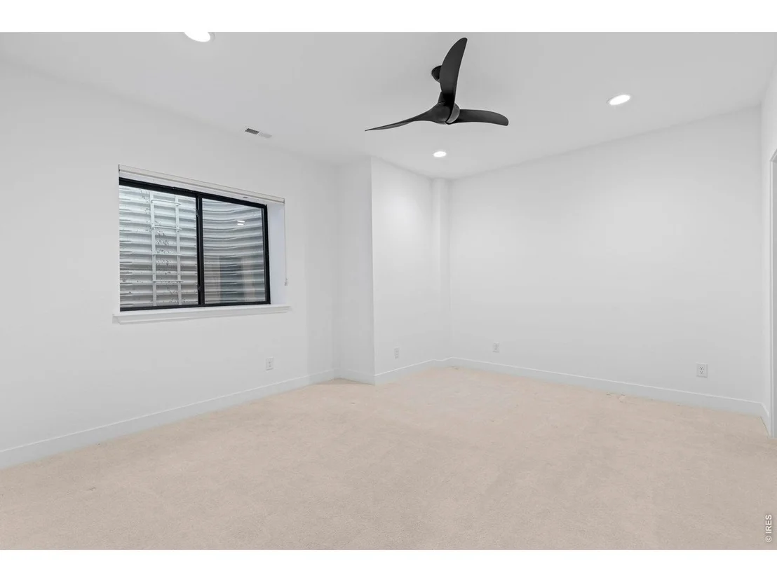 Photo of 592 Central Park Cir