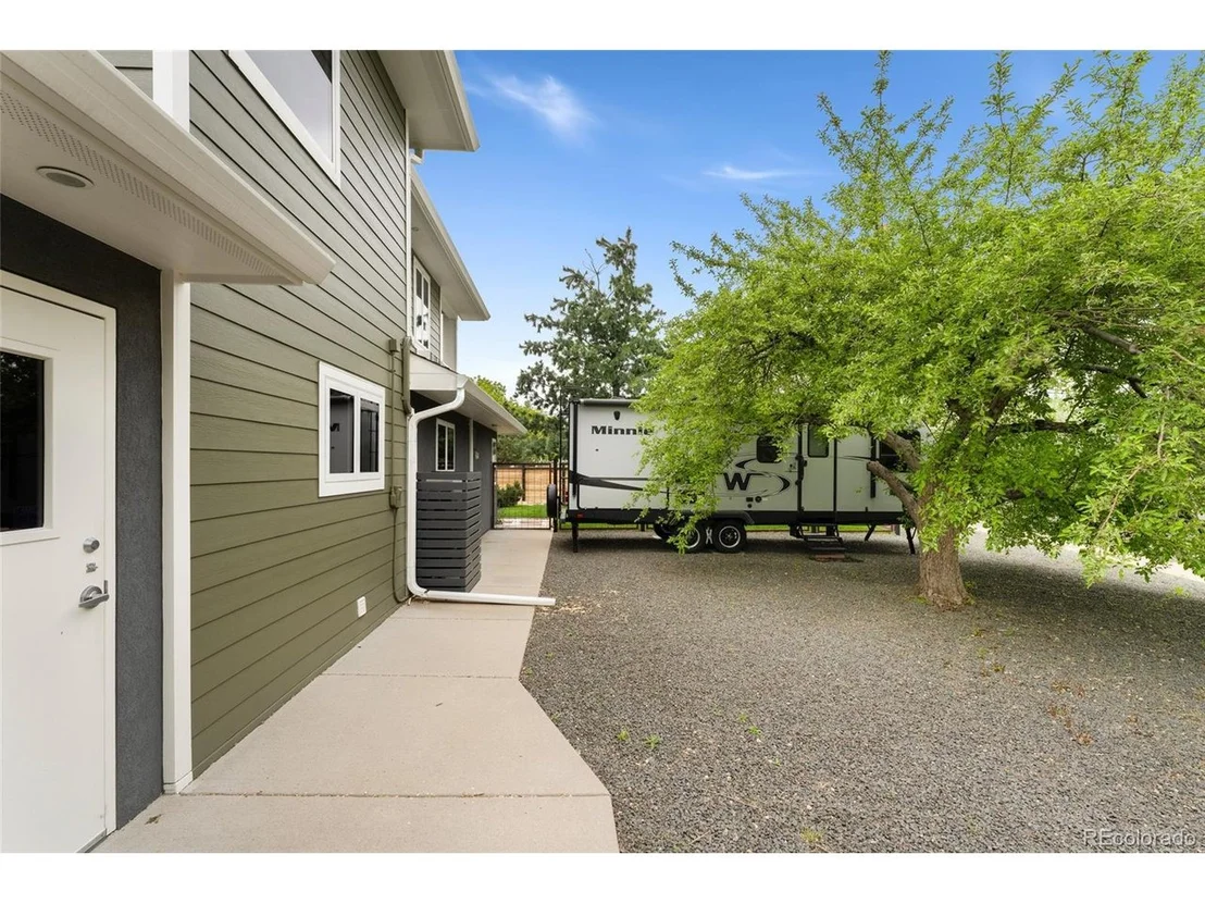 Photo of 831 Crescent Dr