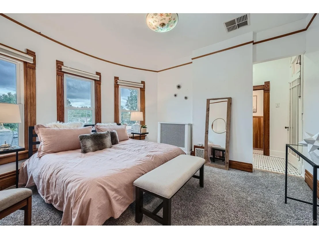 Photo of 5127 Lowell Blvd