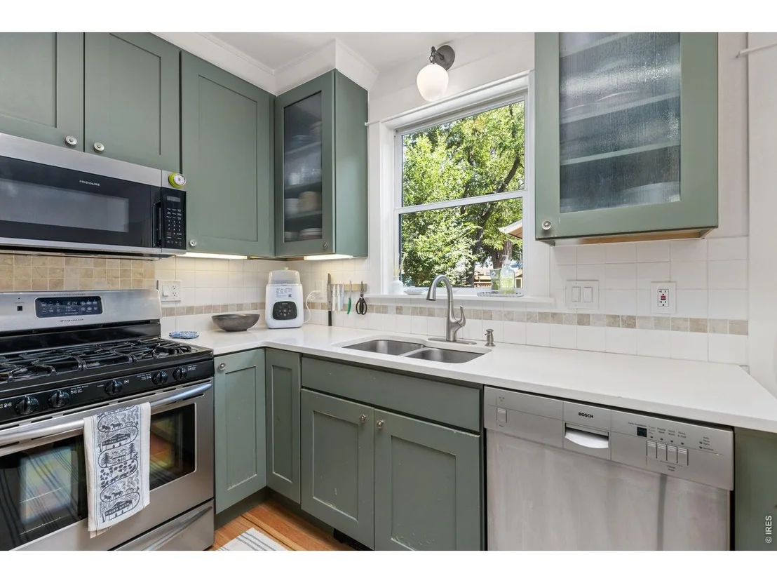 Photo of Unit A at 2324 Mapleton Ave