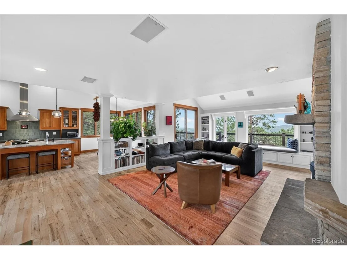 Photo of 528 W Meadow Rd