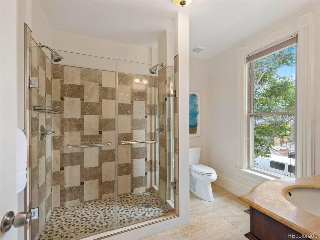 Photo of 2435 Tremont Pl