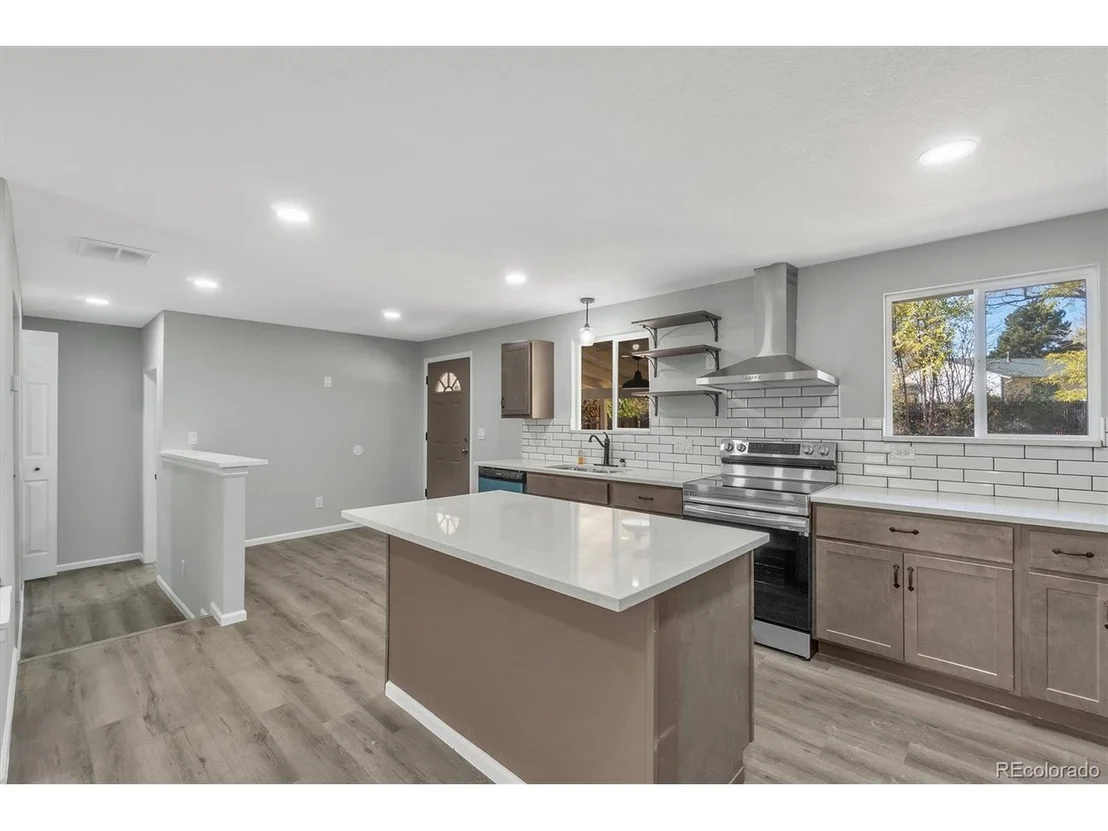 Photo of 6735 Jay St